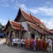 ศรัทธาแน่น!-ทำบุญตักบาตรเทโว-วัดพระธาตุช่อแฮ